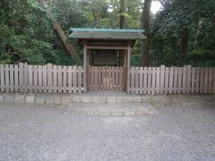  熱田神宮に差し掛かり下知我麻神社に参拝します。熱田神宮の境内にありますが、鳥居をくぐった中からは行くことができません。