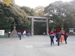  熱田神宮に到着しました。七五三シーズンのピークを迎えており家族連れで混雑しています。