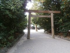 南門近くに鎮座する上知我麻神社に参拝します。