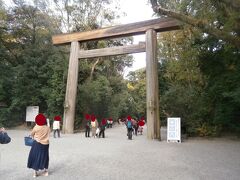  旧東海道に近い南側の入口が熱田神宮の正門になります