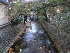 夕食まで少し時間があったので、四条通を散策しました。

高瀬川
木屋町通沿いを流れる、江戸時代に造られた10㎞程の運河です。川幅は狭いものの、当時は小舟が行き交い輸送路として利用されていました。現在は居酒屋やレストランが建ち並ぶ歓楽街で、味が良いレストランが多くあるため、京都を訪れた際にはたびたび立ち寄っています。幕末には数々の大立ち回りが繰り広げられたエリアで、川周辺には佐久間象山遭難之碑や池田屋騒動之址、桂小五郎寓居址などもあり、歴史散歩をするのも面白いエリアです。
