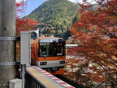 11月20日（土）
叡山電車　貴船口駅
ホテルのある三条駅から出町柳駅乗り換えで到着です。
この日は天気も良く紅葉狩り日和で電車も満員でした。