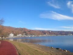 ず～っと歩道が続いているので諏訪湖の景色を堪能しながら移動したり、腰かけてぼ～っとしたりなど…最高です。