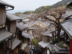 清水寺の観光の後は、坂を下って八坂の塔方面に向かいます。