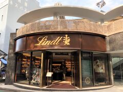 東京・表参道【Lindt Chocolat Cafe Omotesando】

2021年6月2日にオープンした【リンツ ショコラ ブティック＆カフェ 
表参道 フラッグシップ】の写真。

この前も載せましたが・・・。

以前青山通り沿いにあった店舗の2階にイートインスペースが
併設されていましたが、移転オープンしたこちらの店舗は
テイクアウトのみです。