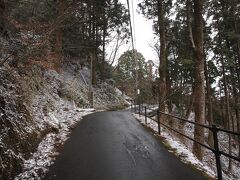 13：50　無動寺谷から戻り、延暦寺の東塔へ
また雪が降ってきました。