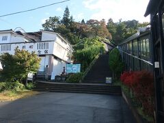 飯盛山へはスロープコンベアもありますが、階段で登りますよ。