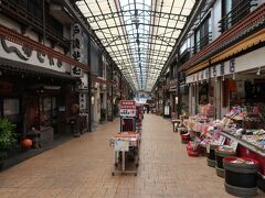 まずは「熱海駅前仲見世通り商店街」へ。

朝早いですが、オープンしているお店が多いです。