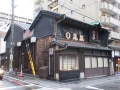 三条通に建つ、1864年創業の老舗足袋屋・分銅屋さんです。煉瓦造りの洋風建築である中京郵便局や京都文化博物館を見た後で訪れたこともあり、とてもレトロで京都らしい歴史が感じられました。白足袋や紺足袋、友禅柄の足袋など、寺社や茶道、踊り関係のお客さんが多いようです。
三条通は散策していて面白い通りです。