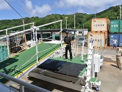 父島から「ははじま丸」で２時間の船旅、母島沖港に到着です（写真）。