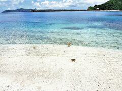 石次郎海岸（写真）は、ははじま丸が着く沖港から近いビーチです。サンゴが砕けた白い砂と石の海岸です。