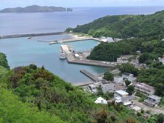 小剣崎山に登りました。船が着く沖港が望めます（写真）。