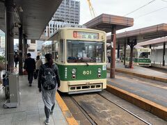 路面電車で広島駅に到着です。15時半のフライトなので13時20分発のバスに乗り込みます