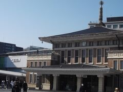 左奥が奈良駅、右の観光案内所が大きくて驚き
京都駅で乗り換えましたが、すごい人出