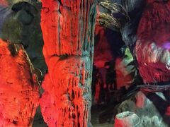 観光地化された綺麗な鍾乳洞というより、探検型洞窟の雰囲気を残しつつ整備された洞窟です。もっとも鍾乳洞らしい箇所はこの「灯の柱」でしょうか。