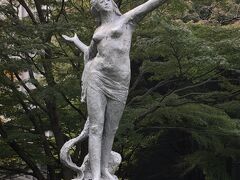 長崎市の平和記念像を作った北村西望氏の作品です。1974年に建立。
日中国交正常化を記念したと聞くと、何だか色褪せて見えてしまいます。