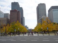 行幸通りをまっすぐ進むと東京駅、天気が良ければ最高なのにな。
この行幸通りですが、結婚式の前撮りなんかにもよく使われています。
周辺の大企業によるボランティア清掃なんかもあるんですよ。