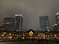 東京駅前に来ました。
これから丸ビルのレストランで家族と食事です。
外は雨が降り始めました。