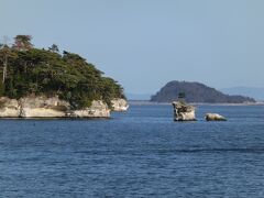 いよいよ出航です。船が進むにつれて、「千貫島」などの個性的で美しい島々が次々と見えてきます。