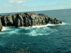 そびえ立つ岩と波。迫力のある景色です。