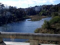 バスの車窓から「広瀬川」が見えます。