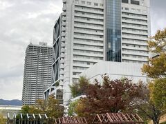 本日の宿泊は、神戸ベイシェラトン ホテル&タワーズ。

1992年、六甲アイランドに21階建ての高層ホテルとしてオープンしたのですが、神戸から少し離れている事と、住宅エリアの中という立地条件からか、2005年、2011年と運営会社が変わりました。

7つのレストラン、ラウンジバー、プール、フィットネスクラブ&リラクゼーションサロン、神戸六甲温泉「濱泉」 スパ&ウェルネスを持つ、マリオット・インターナショナル傘下のホテルです。

所有・運営はホテルニューアワジグループのようです。