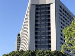 TVの刑事もので良く見るアングル、警視庁本部庁舎です。

東京都を管轄する警視庁の本部で、1974年に警視庁創立から100年を記念し、岡田新一設計事務所設計により建設されました。
1931年の旧庁舎の方が、私が子供時代良く見ていた「7人の刑事」等のオープニング映像が印象に残っています。

老朽化問題や、東京オリンピックを見据えた設備改修の必要性から、2017年から大規模な改修工事を行っていて、通信指令センターの見学は、当分の間休止となっています。

警視庁の場所は、1860年3月24日に起こった、水戸藩からの脱藩者17名と薩摩藩士1名が彦根藩の行列を襲撃、大老井伊直弼を暗殺した事件「桜田事変」（桜田門外の変）の現場は、警視庁前の交差点付近と言うのも、何か関係があるのですかね。