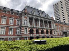 警視庁を後に、隣にある法務省「中央合同庁舎第6号館」通称：赤れんが棟に向かいます。

明治政府は諸外国との条約改正に先立ち、近代国家としての体制を整えるため1886年に、西洋式の建築による官庁集中計画に着手しました。
その計画案の策定のためにドイツの建築家エンデ、ベックマン両氏を招へいし、　ベックマン氏による大規模な官庁集中計画案が作成されましたが、帰国後完成案を持ってエンデ氏が来日しました。

完成案は、政治状況や反対者の意見を考慮してベックマン案を縮小し、日比谷に諸官庁を建てる案となっていましたが、官庁集中計画は頓挫し、実際に建築されたのは、司法省と大審院（後の最高裁判所）だけで司法省の庁舎がこの赤れんが棟です。
明治の近代公共建築を象徴する建物として、1994年に国の重要文化財（外観）に指定されています。
実施設計と工事監理はドイツ留学でエンデに学んだ河合浩蔵氏です。

1888年着工，1895年竣工しましたが、関東大震災では殆ど被害は無かったようですが、戦災によりれんが壁、床を残して消失してしまいました。

戦後改修して、法務省本館として利用されてきましたが1994年の改修工事で創建当時の姿に復原されています。