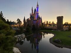 シンデレラ城近くにきたら
水に影が…
逆さシンデレラ城発見！
もう少し早かったらもっと綺麗だったかも☆