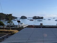 小牛田駅で乗り換え、松島駅で下車後徒歩で松島海岸まで歩いてきました。お腹が空いたので海岸沿いの「さんとり茶屋」さんでランチにしました。