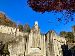 続いて平和観音。
第二次世界大戦の戦没者慰霊と世界平和を祈念して作られた、高さが27メートルもある大きな観音様です。
子供のころ、遠足で来てここで集合写真を撮りました。
左側の階段から上に登れます。