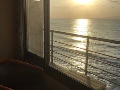 ２日目の朝です。
お部屋からは海から昇る朝日！素晴らしい眺めです。波の音といい、最高に癒されました♡