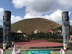 伊豆シャボテン動物公園です♪
大室山が正面にどーんと見えてます。