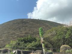 気を取り直して次の目的地へ。
大室山が見えて来ました。