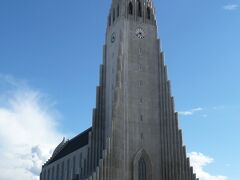 レイキャビク市内のレイキャビク・バスターミナルに午後４時前に到着、１０１スクギ・ゲストハウスにチェクイン。歩いて、高台に建つ写真のハットルグリムス教会へ行く。ルター派の教会で、７４．５ｍの高さの塔を備えたアイスランドで最も高いコンクリート製の建造物。教会の名前はアイスランドの聖職者であり詩人であるハルグリムールの名前にちなんでいる。