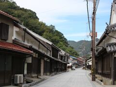 旧坂越浦会所を出ると直ぐに、白壁＆焼板の町家が並ぶ町並みが見えました・・