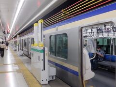 　東京オリンピック観客のためＪＲ東日本で初めて導入した昇降式ホームドア（柵）を体験してから成田空港ターミナルへ向かいます。空港駅は都心と違い特急、快速、各駅停車が同じ線路を走っているため、ドアの位置が全く違っています。そこでＪＲ西日本で採用されているロープ昇降によるホームドアをＪＲ東日本で初めて採用しました。