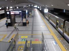 　成田空港駅に比べて関西空港駅は空港と同じく広々と作られています。大阪の地下鉄御堂線のように広々としています。関西のターミナルらしいスケールの大きい駅です。