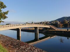 宇治川の中洲に架かる「橘橋」。