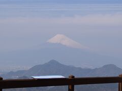 伊豆の国パノラマパークに行きました。
あいにく写真はあんまりですが、目視ではそこそこきれいに見えました。

ただ、ケーブルカーもあまり子供らには残念ながらヒットせず、もちろん景色も楽しむわけでもなく、2歳児が暴走して危険・・・という場所でした。

上の公園エリアには子供用簡易なアスレチックもありました。