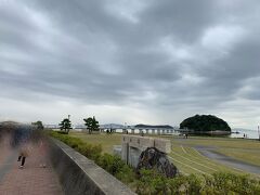 遊歩道を歩いて、右手の丸い島が竹島