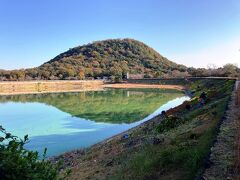 南側から、甲山を望む。
ここ北山貯水池を歩き、この山を見たのは、実に40年ぶり。