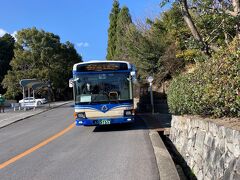 大師道の急坂を降りていく。背後から阪神バスが来た。
1時間毎に走ってる、西宮駅ー鷲林寺ー甲山森林公園ー広田神社ー西宮と走る循環バス。