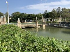 新竹公園、麗池、にかかる橋。