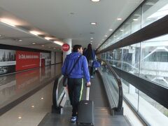  チリの有名なサッカー選手？

サインを貰う人々が・・・！
オリンピック帰り？？