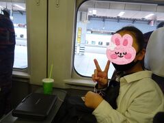 11時40発の新幹線に乗車。
空いてるだろうと思ってケチって自由席にしたのですが意外と混んでる(ﾟдﾟ)！もっと早めに並んでおけば良かったΣ(￣ロ￣lll)
なんとか並び席Get。ふー危なかった。長女はお気に入りのずんだ茶寮のシェイク@330を飲みながらDVD鑑賞。