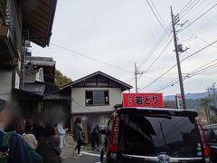 道の駅から5分ほど歩いて到着「高橋の若どり」…って、めっちゃ混んでるーΣ(ﾟдﾟlll)
警備員さんもいて、車も人もあふれ返っています。とりあえず最後尾に並んでみます…。
並び始めたのが13時20分頃。