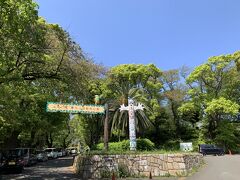 続いては、幸区の西部、最寄り駅はJR新川崎駅（といっても1km近く歩く）になる「夢見ヶ崎動物公園」へ。住宅街に浮かぶ加瀬山の山頂にあり、隣接して公園や古墳もあります。