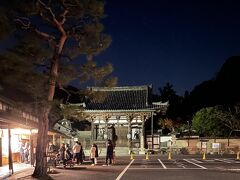 本日の石山寺夜間拝観は終了したが、買い物の列はまだ残っていた。