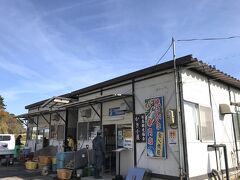 11時半、ぞくぞくと人が増えるなか、急いでかき小屋に向かいます。待ってるのは10人未満、小屋は満員です。名前を書いてちょっと待機。